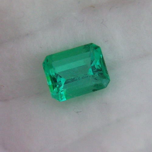 Bright and Nice Color Untreated Colombian Emerald 2.81ct Litnon.com