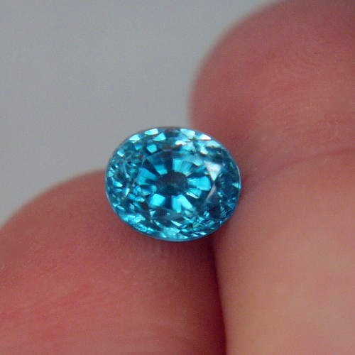 Brilliant and Fine Color Blue Zircon Cambodia 4.00 ct  Litnon.com