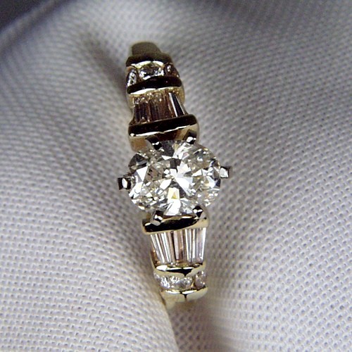  Ladies I8 KT Diamond Ring 1.04 ct Center 1.54 ct tw  Litnon.com