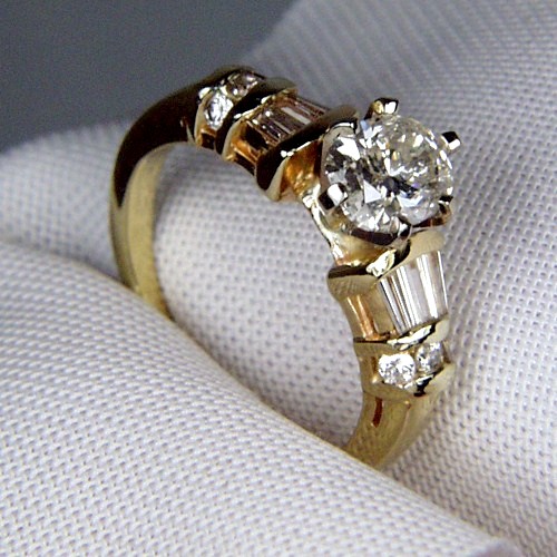  Ladies I8 KT Diamond Ring 1.04 ct Center 1.54 ct tw  Litnon.com