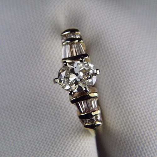  Ladies I8 KT Diamond Ring 1.04 ct Center 1.54 ct tw  Litnon.com