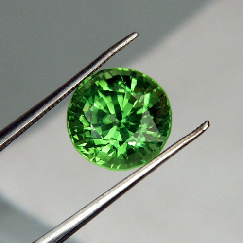 Special Gem Glowing Color South East Asia Peridot 5.31 ct  Litnon.com