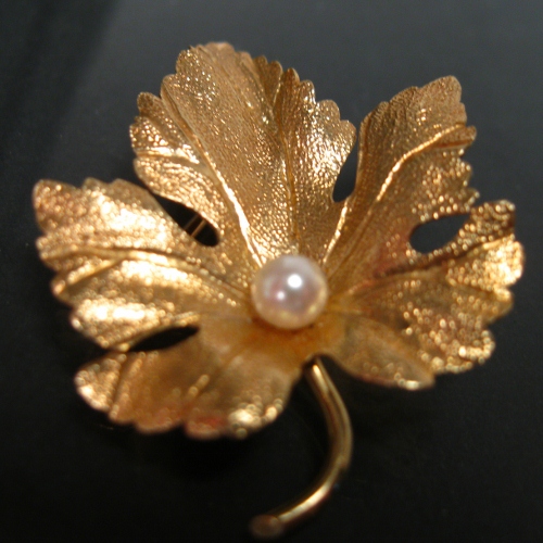 14kt Yellow Gold Tahitian Pearl Grape Leaf Pin  Litnon.com