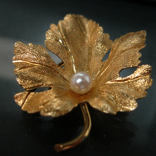 14kt Yellow Gold Tahitian Pearl Grape Leaf Pin  Litnon.com