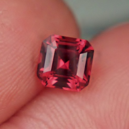 Quality Tanga Rhodolite Garnet Tanzania 1.50 ct  Litnon.com