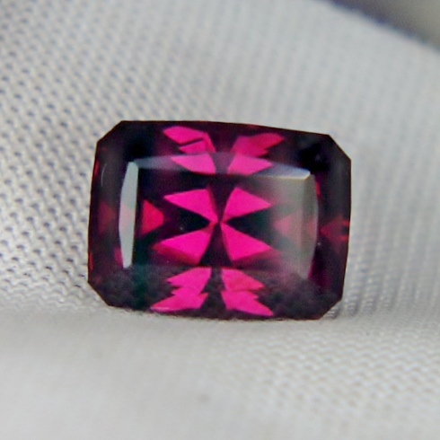 Quality Huge Rhodolite Garnet Tanzania 7.56 ct  Litnon.com