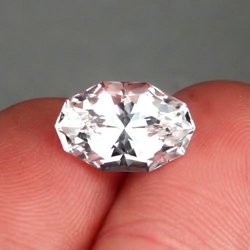 Artisan Cut White Lab Sapphire - Corrundum 7.68 ct.  Litnon.com