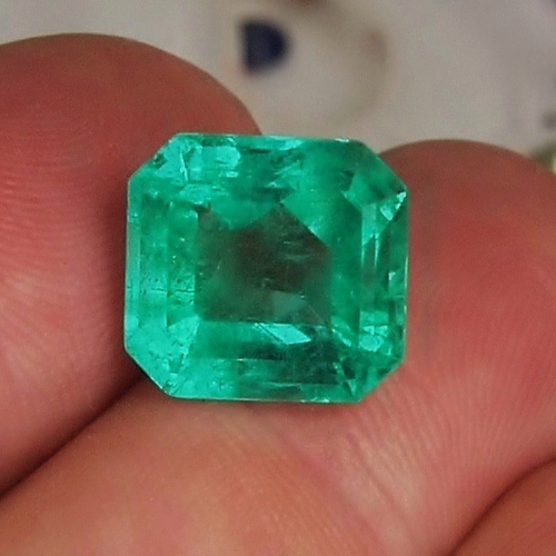 Big and Bright Nice Color Untreated Colombian Emerald 8.98ct  Litnon.com