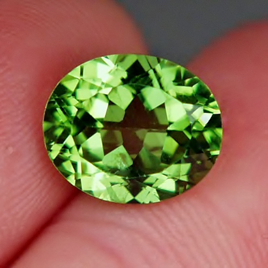 Fine Color Big and Bright Pakistan Peridot 5.22 ct  Litnon.com