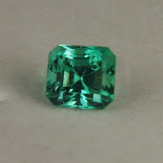 Very Bright and Super Nice Color Untreated Colombian Emerald  Litnon.com