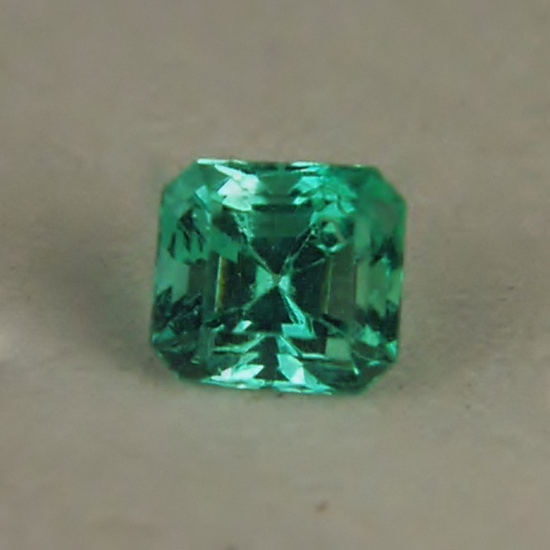 Very Bright and Super Nice Color Untreated Colombian Emerald  Litnon.com