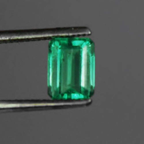 Very Bright and Nice Color Untreated Colombian Emerald  Litnon.com