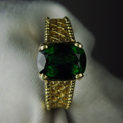 Beautiful 4 ct Intense Green Tsavorite Garnet 18 kt Ring GL Litnon.com