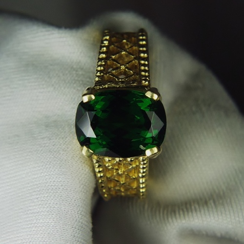 Beautiful 4 ct Intense Green Tsavorite Garnet 18 kt Ring GL Litnon.com