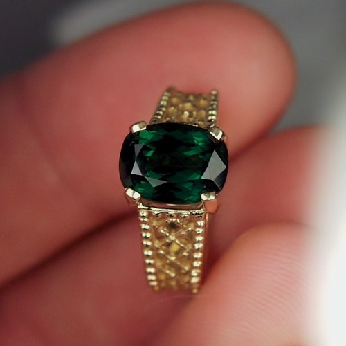 Beautiful 4 ct Intense Green Tsavorite Garnet 18 kt Ring GL Litnon.com