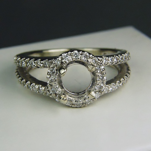 Classic Diamond 14 kt White Gold Halo Ring Setting 0.50 ct tw  Litnon.com