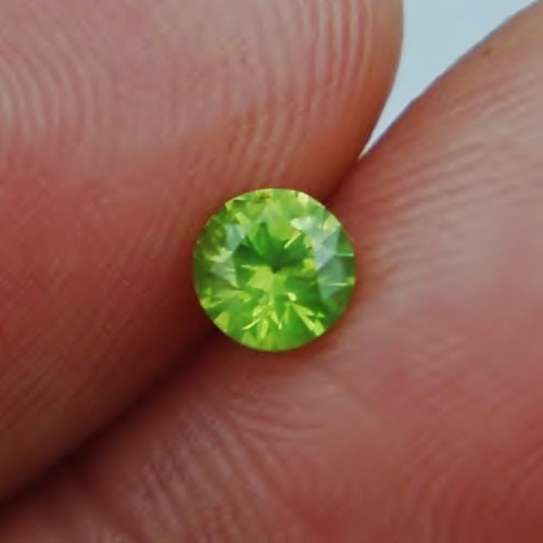 Fine Cutting and Bright Natural Russian Demantoid Garnet 0.49ct  Litnon.com