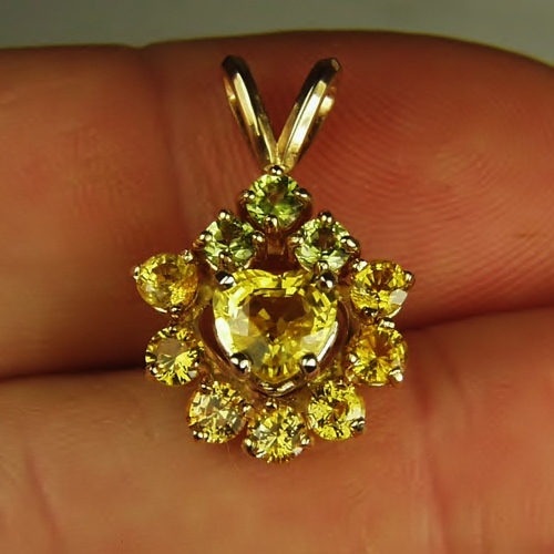 Bright Natural Yellow Sapphire and Peridot Pendant 14 kt GLI  Litnon.com