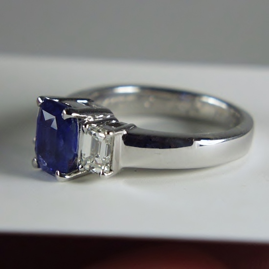 Estate Ceylon Sapphire 18 Karat WG Diamond Ring  Litnon.com