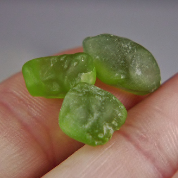 Fine Color and Clean Arizona Peridot Facet Rough 21.57 ct  Litnon.com