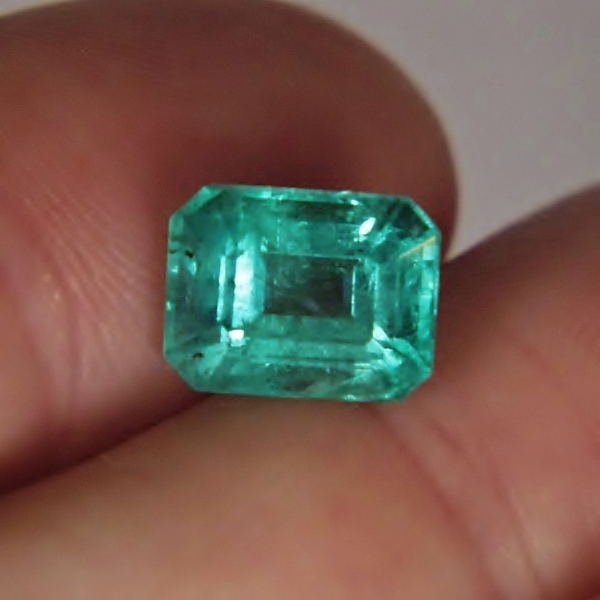 Big and Bright With Nice Color Colombian Emerald 4.12 ct  Litnon.com