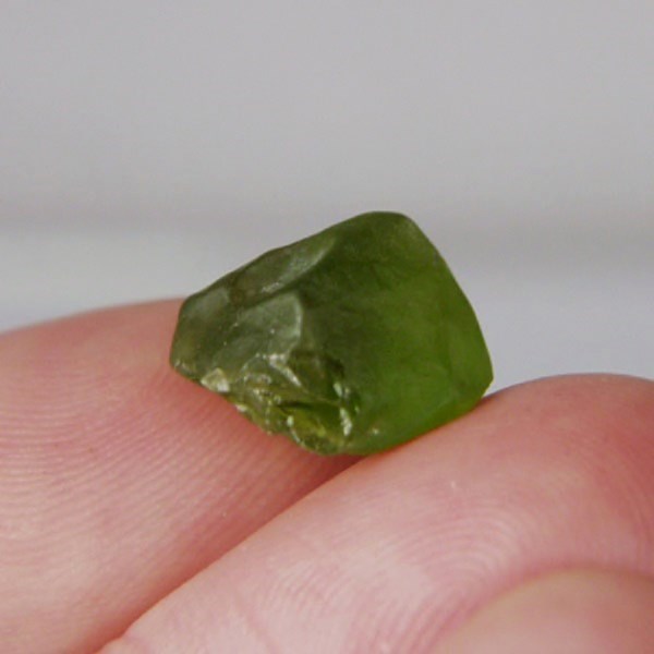  Fine Color and Clean Peridot Facet Rough Arizona 10.65 ct  Litnon.com