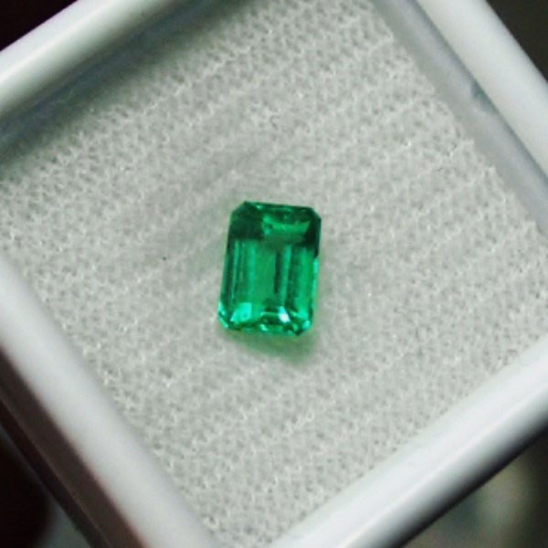 Bright and Nice Color Natural Colombian Emerald  Litnon.com