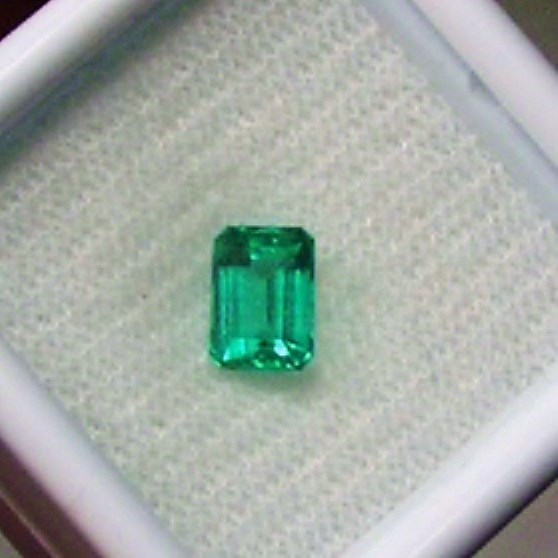 Bright and Nice Color Natural Colombian Emerald  Litnon.com