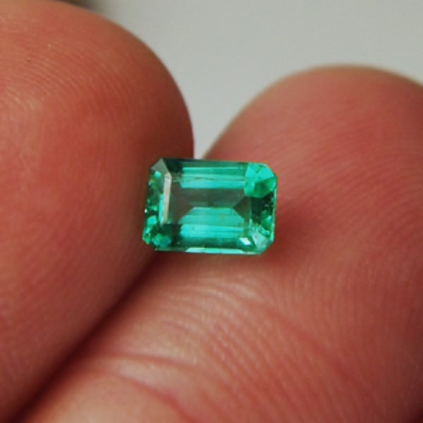 Bright and Nice Color Natural Colombian Emerald  Litnon.com