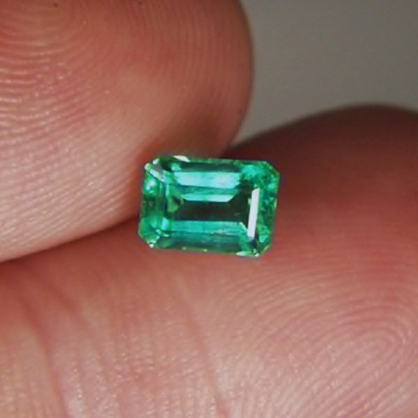 Bright and Nice Color Natural Colombian Emerald  Litnon.com
