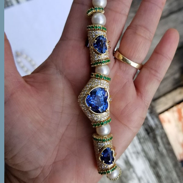 30 + Carats 4 Stones Ceylon Sapphires 18 kt Necklace and Bracelet  Litnon.com