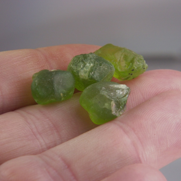 Fine Color and Clean Big Arizona Peridot Facet Rough 43.79 ct  Litnon.com