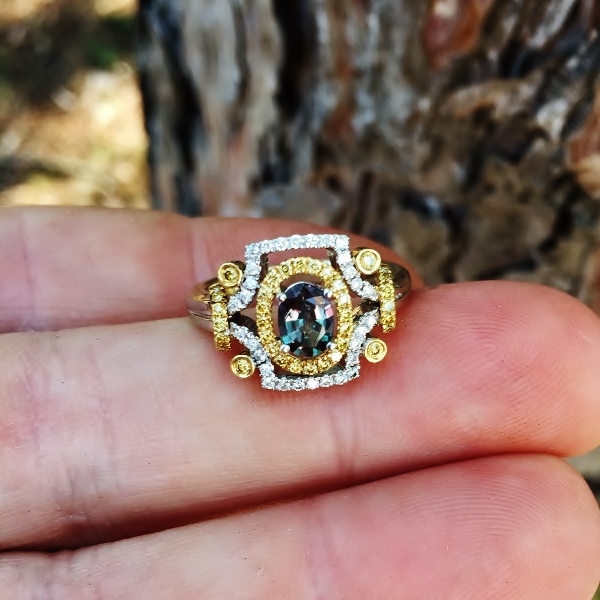 Antique Natural Alexandrite and Fancy Yellow Diamond 18 kt Ring  Litnon.com