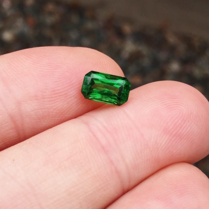 Fine Color and Clarity Tsavorite Green Garnet Kenya 1.72 ct  Litnon.com