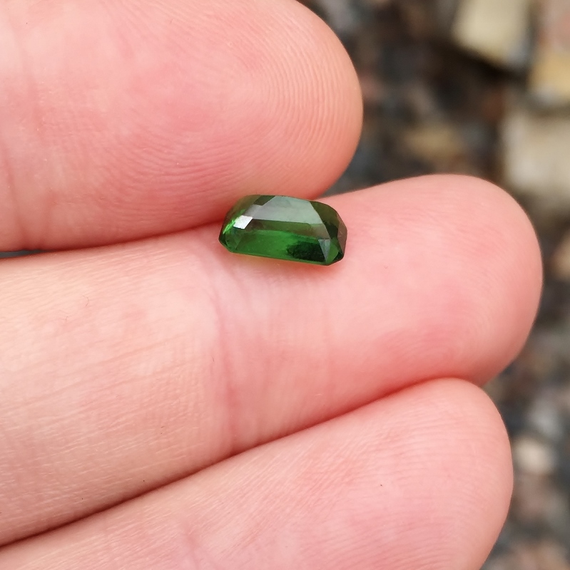 Fine Color and Clarity Tsavorite Green Garnet Kenya 1.72 ct  Litnon.com