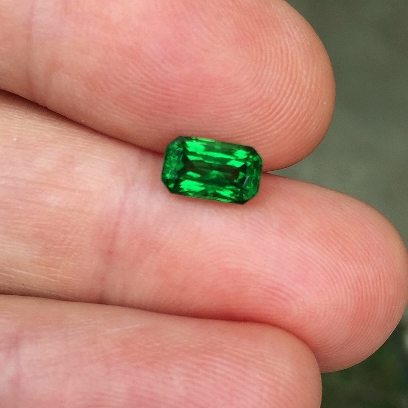 Fine Color and Clarity Tsavorite Green Garnet Kenya 1.72 ct  Litnon.com