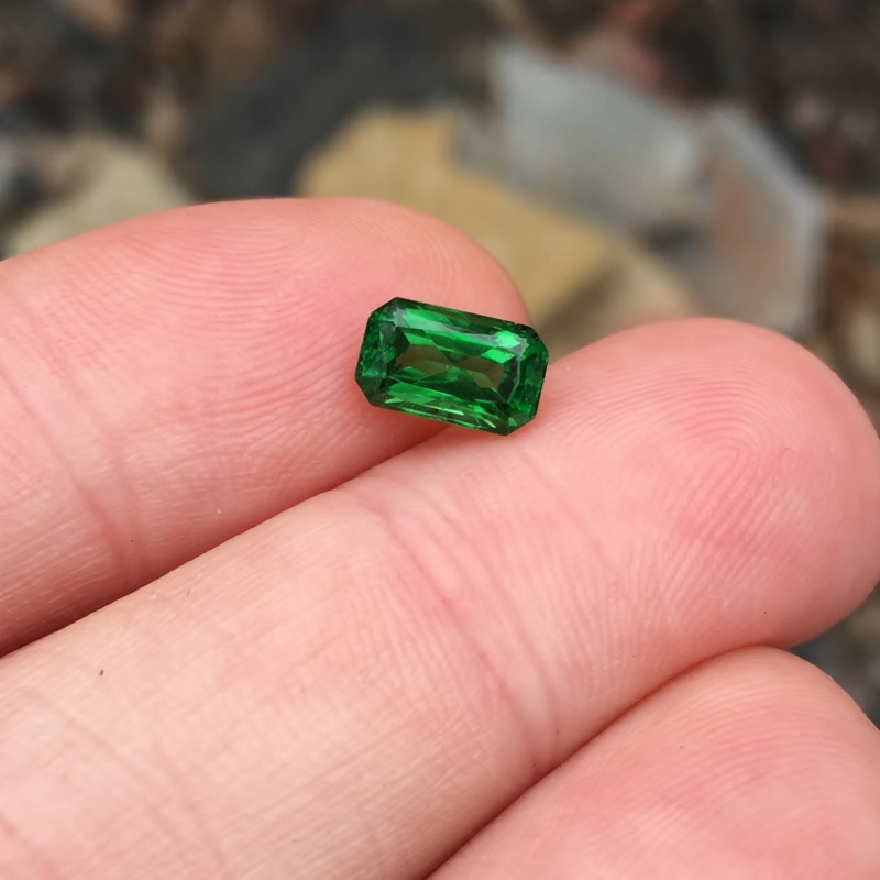 Fine Color and Clarity Tsavorite Green Garnet Kenya 1.72 ct  Litnon.com