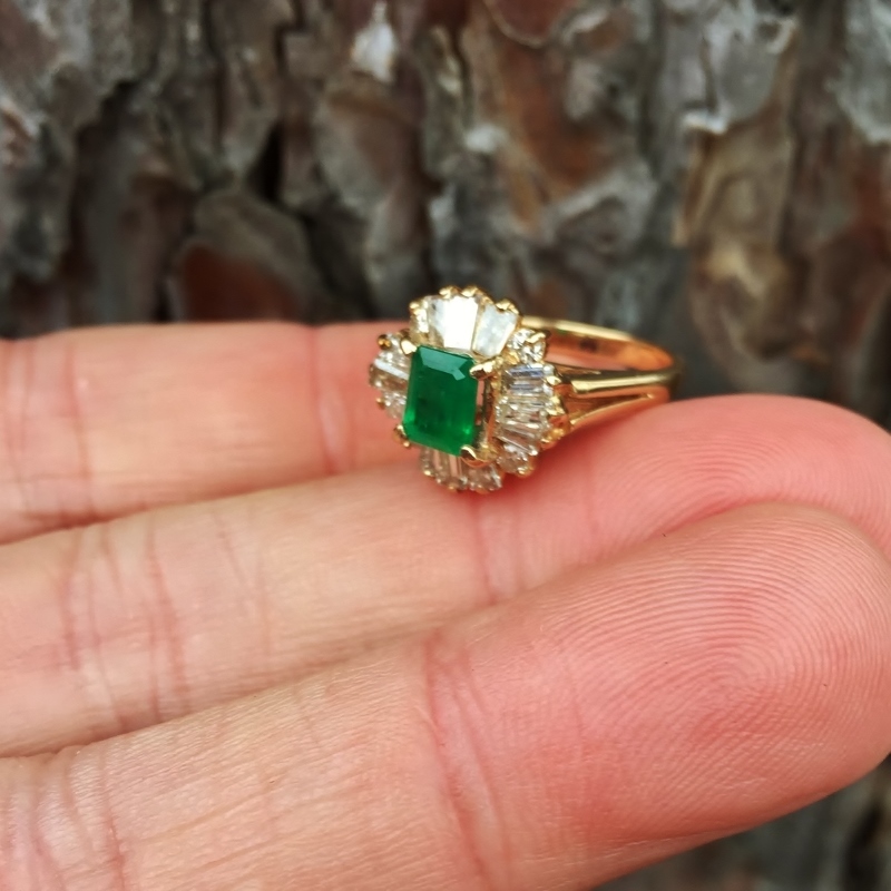 Fine Color Colombian Emerald and Diamond Ring 14 kt  Litnon.com