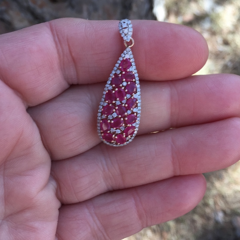 Pretty Natural Burmese Ruby and Diamond Pendant 14 kt Litnon.com