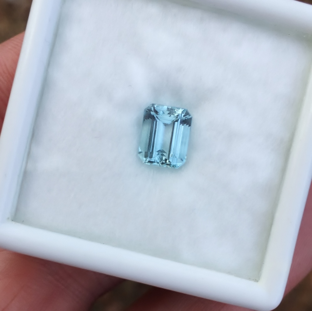 Nice Color and Bright Natural Aquamarine Brazil 1.62 Carats Litnon.com