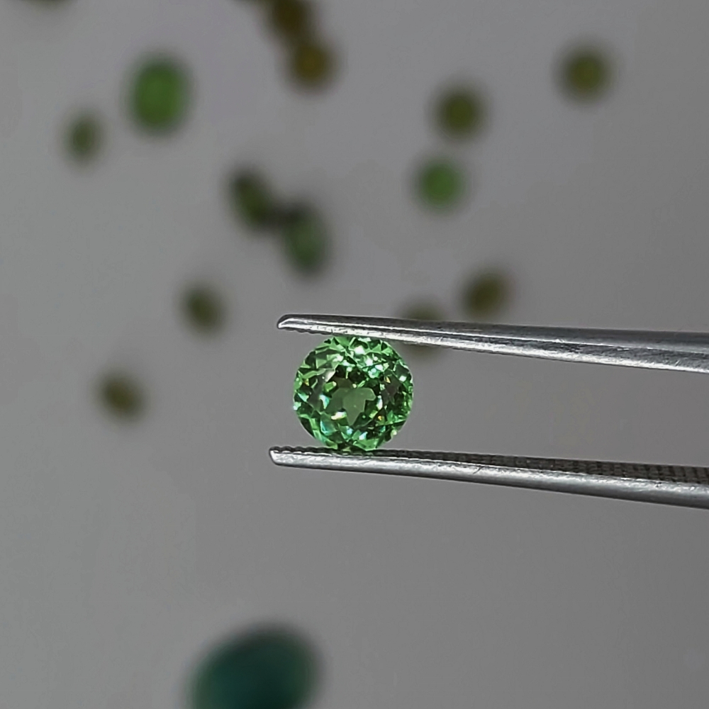 Very Pretty Green Lab Grown Yttrium Aluminum Garnet YAG 0.77 ct Litnon.com