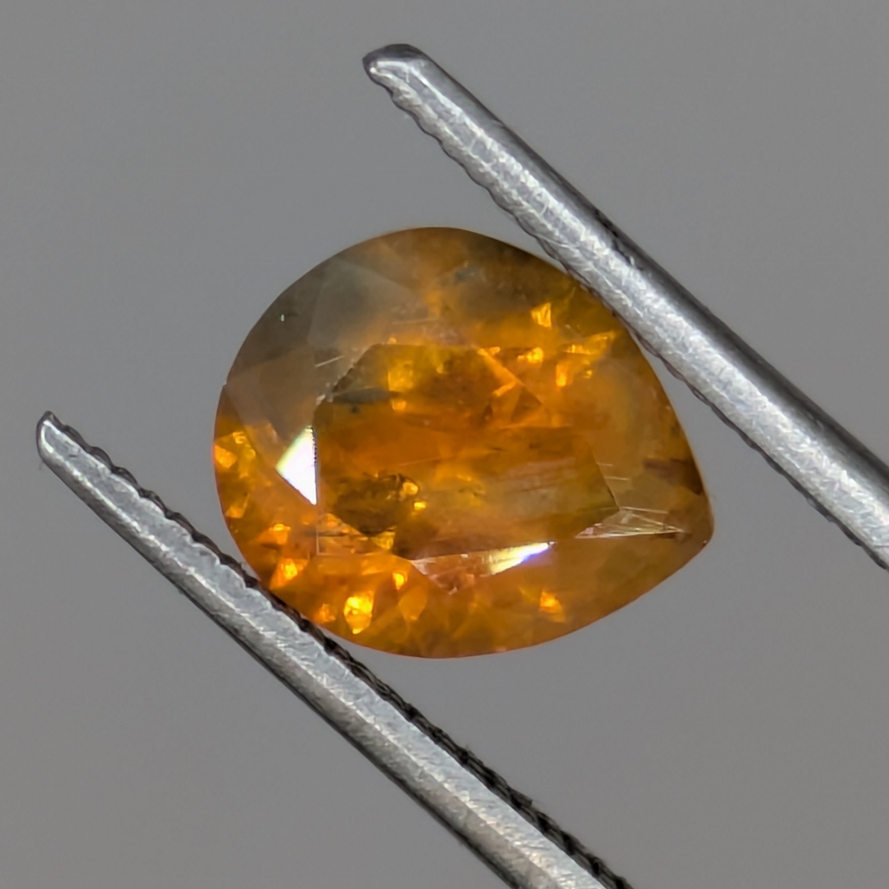 Pretty Orange Montana Sapphire 1.27 Carats Litnon.com