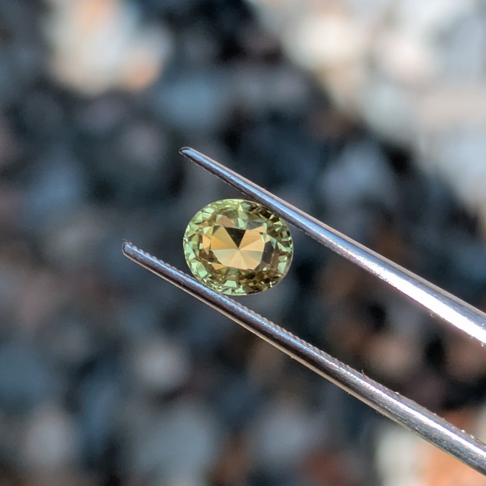 Fine Color Chartreuse Chrysoberyl Sri Lanka 1.57 Carats Litnon.com