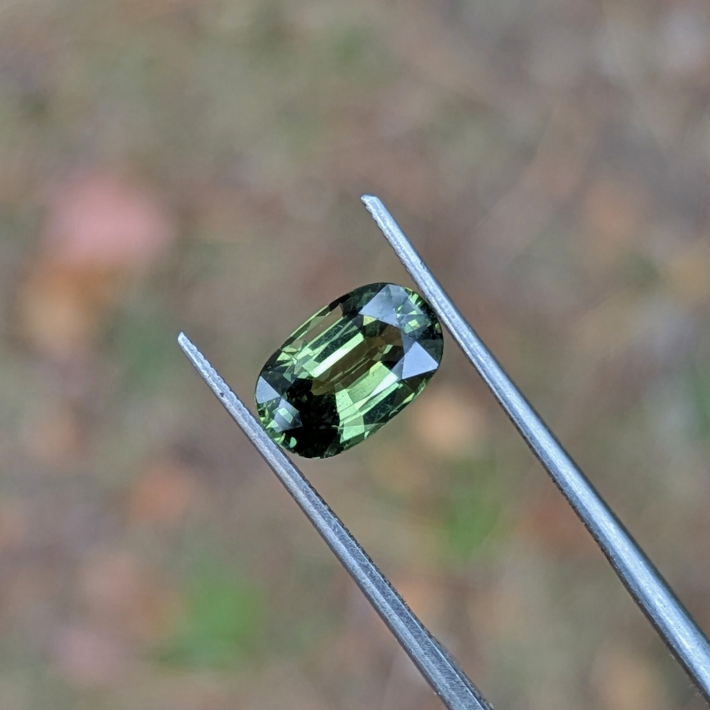 Top Color natural Green Sapphire Thailand 2.21 Carats Litnon.com