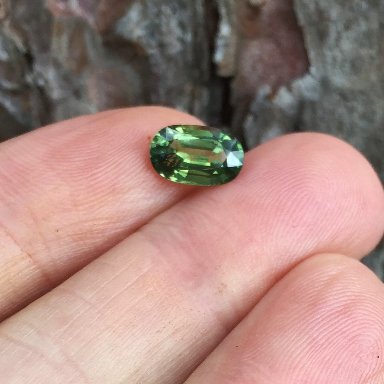 Top Color natural Green Sapphire Thailand 2.21 Carats Litnon.com