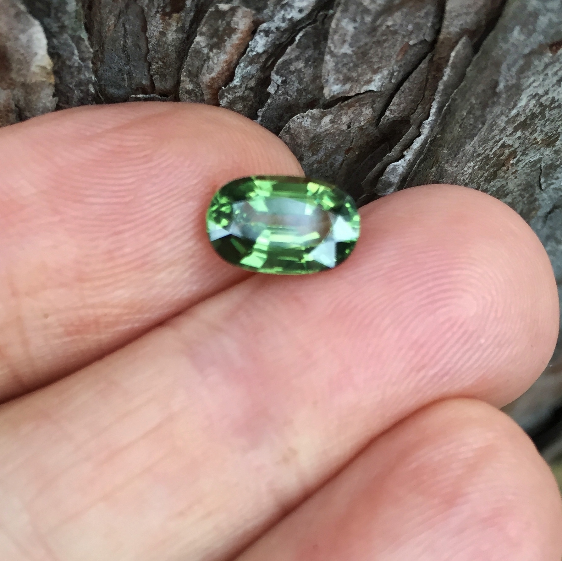 Top Color natural Green Sapphire Thailand 2.21 Carats Litnon.com